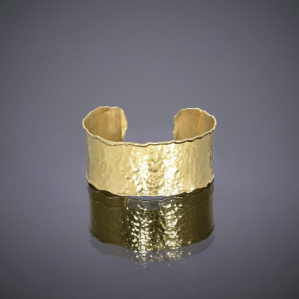 18ct yellow gold hammered cuff flat view