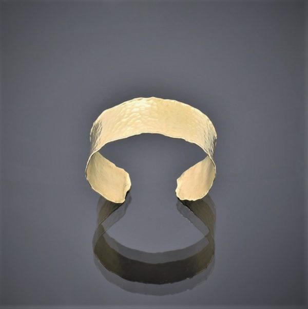 18ct yellow gold hammered cuff front view